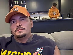 A mis visitas les doy la mejor atención, les invito chelas, agua, chupada de verga y también les meto mi palanca de cambios por el culo asian gay side carnal knowledge videos