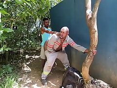 Negão saiu da obra pra dar o cuzão pro guardador de carros do parque . young blithe coitus videos asian