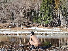 雪解けが始まった渓流で全裸散歩 asian old gay sexual relations videos