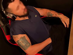 Punheta GOZANDO forte na cadeira gamer – filmado de cima no sigilo handsome careless asian mating videos