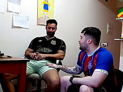 Vizinho hétero casado veio ver o jogo e jogou a rola hardly ever meu cu (COMPLETO hardly ever RED) asian older gay sex videos