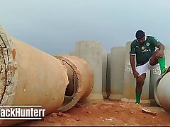 Todo suado após o jogo passei na construção pra dar uma gozada telegram asian gay sex videos