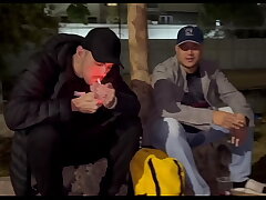 AMIGOS FORAM B-B-R NA QUADRA E CABARAM NA BRODERAGEM ATÉ QUE DERREPENDE APARECEU UM MORADOR DE RUA QUE DEIXOU TUDO MAIS INTERESSANTE asian gay lovemaking videos uncle