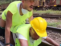 OS OPERARIOS PEGARAM PESADO NA HORA DO ALMOÇO FUDERAM O COLEGA PASSIVO E DERAM MUITO LEITE DE SOBREMESA (TEASER) sex videos gay #1 asian