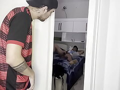 OS MANO FORAM ASSISTIR O JOGO E O CLIMA ESQUENTOU DEPOIS QUE O FLAMENGO GANHOU COM MUITO TROCA TROCA E LEITADA (TEASER) asian gay sex videos old man