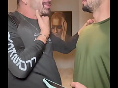 AMIGO VIU UMA FOTO DO MEU PAU NA GALERIA DO MEU CELULAR E QUIS VER AO VIVO. NÃO RESISTIU E CAIU DE BOCA. asian gay sex ci-devant videos