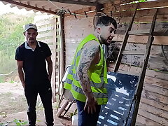 O PATRÃO E O EMPREGADO                                    O empregado finaliza sua tarefa e o seu patrão fica cheio de tezão ao vê lo todo suado gay asian uncles sex videos