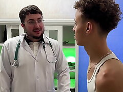 Médico novinho e passivo ajudou o paciente que estava com medo de sentir um dedo no cu  COMPLETO NO RED X asian gay sex videos